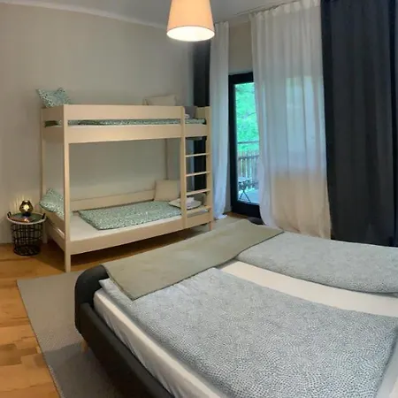 Pensiune Fecskefeszek Vendeghaz *